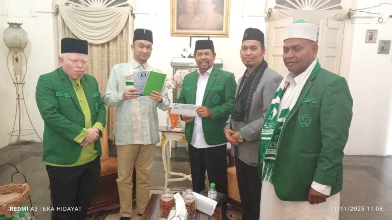 Dekan FAI UNIVA Medan Berikan Hadiah Buku Karya Syekh Hasan Maksum, Siap Dikaji Rutin di Masjid Raya Al Mashun